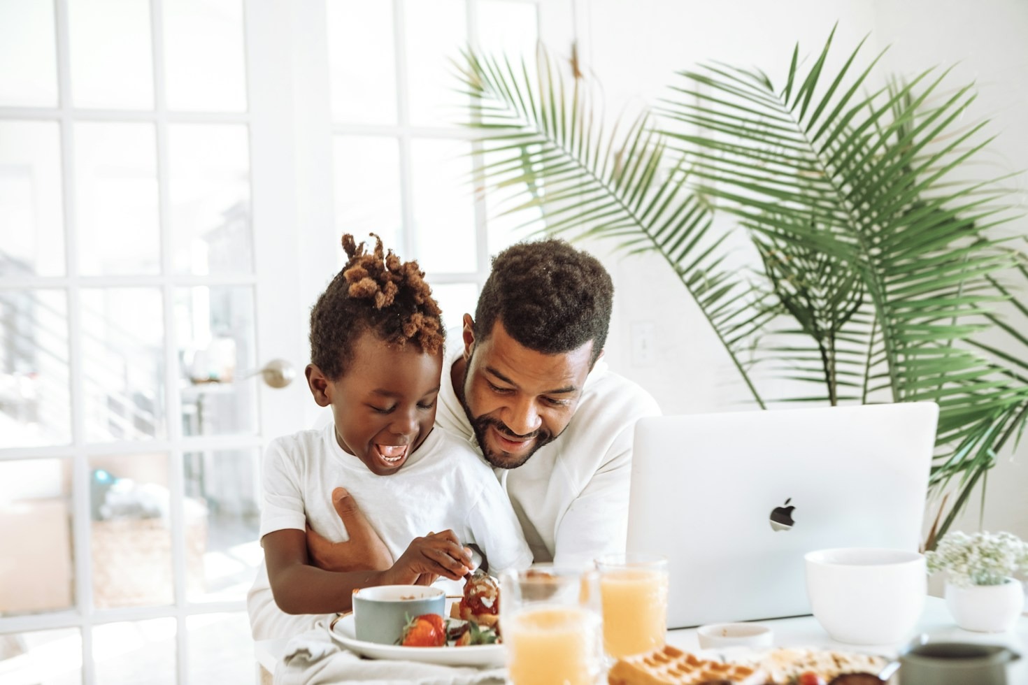Connecting Generations Across Distances Through Shared Snapshots